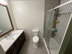 Een haardroger, handdoeken, zeep, toiletpapier