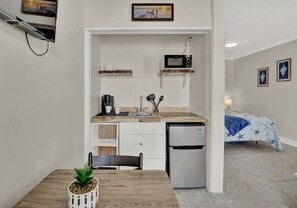 Refrigerador, microondas y cafetera y tetera 