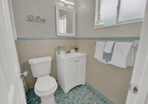 Toallas, jabón, shampoo, papel de baño 