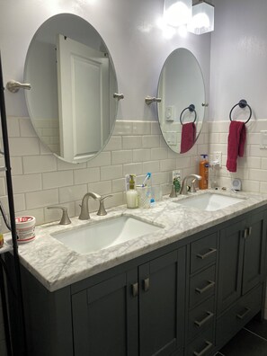 Sèche-cheveux, serviettes fournies, savon, papier toilette