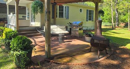 Lovely cottage on Horse Farm 25 MILES to Beach with AC in charming Burgaw