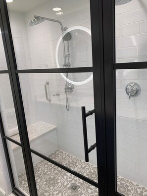 Hårføner, håndklær, såpe og sjampo