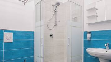 Dusche, Haartrockner, Handtücher, Seife