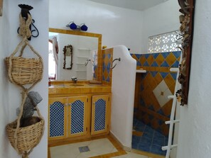 Sèche-cheveux, serviettes fournies, savon, papier toilette