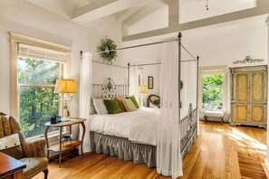 7 bedrooms, desk, iron/ironing board, travel crib