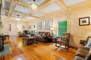 TV connectée, cheminée, jeux vidéo, baby-foot