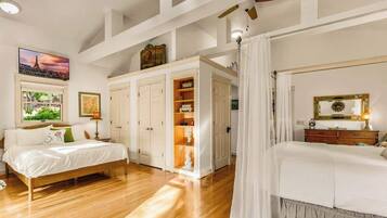 7 bedrooms, desk, iron/ironing board, travel crib