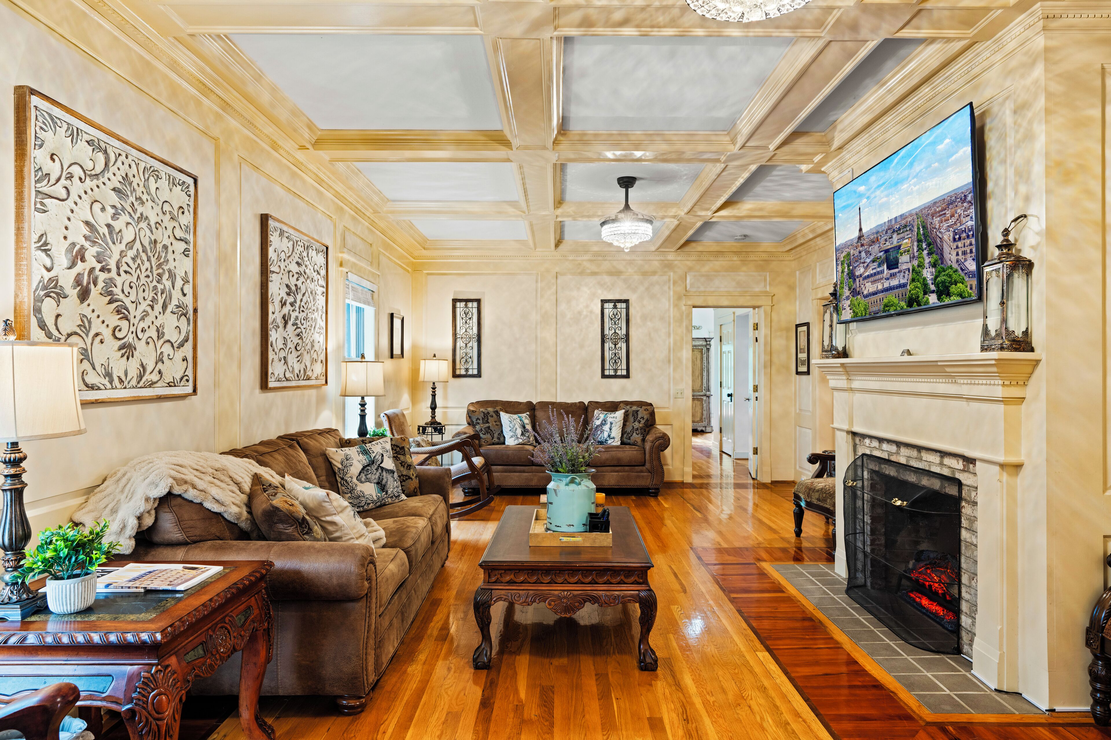 Een smart-tv, een open haard, videogames en tafelvoetbal