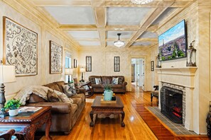 Smart-TV, Kamin, Videospiele, Tischfußball