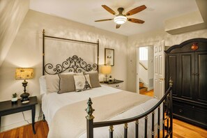 7 Schlafzimmer, Schreibtisch, Bügeleisen/Bügelbrett, Reisekinderbett