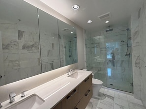 Doccia, vasca idromassaggio, asciugacapelli, bidet