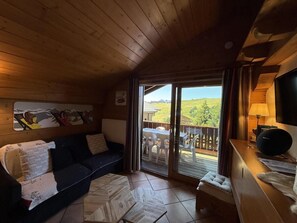 TV - 100m from ski slopes, 3rd floor, view ski slopes, swimming pool, balcony, ski locker, 76m² (Les Saisies)