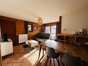 TV - 100m from ski slopes, 2nd floor, view ski slopes, swimming pool, balcony, ski locker, 40m² (Les Saisies)