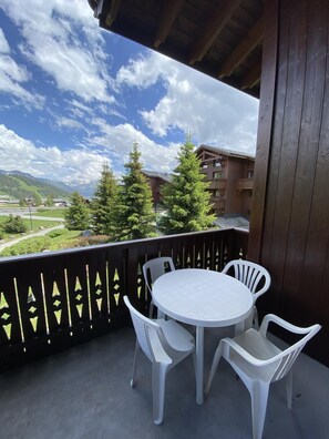 Outdoor dining - 100m from ski slopes, 2nd floor, view ski slopes, swimming pool, balcony, ski locker, 40m² (Les Saisies)