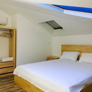 Classic Penthouse, Sea View | Iron/ironing board, free WiFi