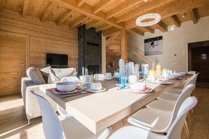 Chalet | Dining - Elegant Alpine Retreat in Megeve Area (Praz-sur-Arly)