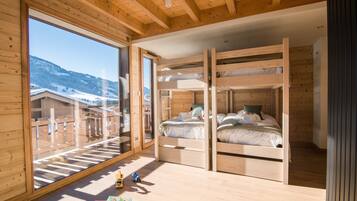4 bedrooms, iron/ironing board, bed sheets