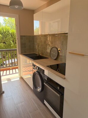Fridge, oven, stovetop, dishwasher