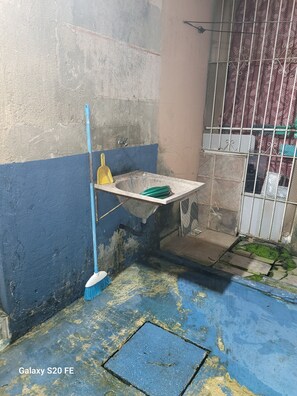 Chuveiro, toalhas de banho, sabonete, papel higiênico