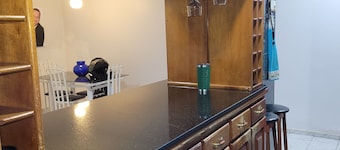 Cozy apartment in a gated community, with garage, 15 minutes from the airport