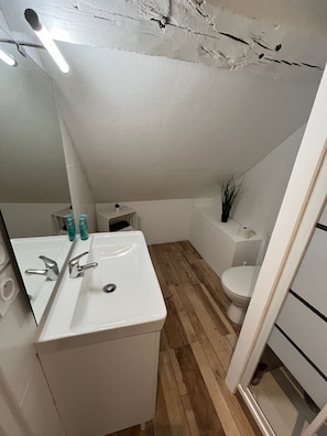 Een douche, een haardroger, handdoeken, zeep