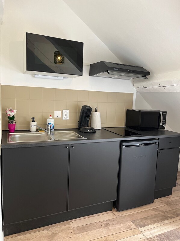 Een koelkast, een microgolfoven, een oven, een kookplaat