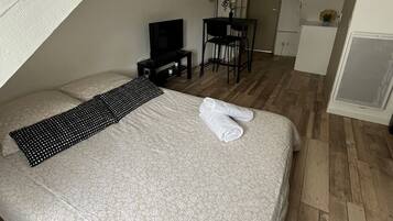 Free WiFi, bed sheets