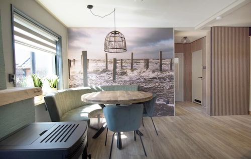 Modern 4-person Bungalow Near Beach