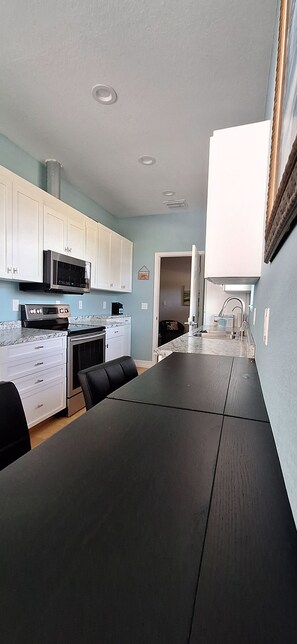 Mikrobølgeovn, ovn og kokeplater