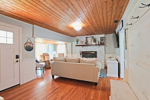 TV, fireplace