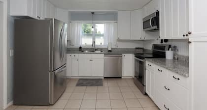 1 Min Drive From Mountains Lakes & Shops Just An Amazing Downtown Beauty!