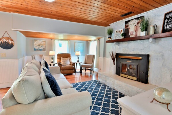 Una televisión, una chimenea