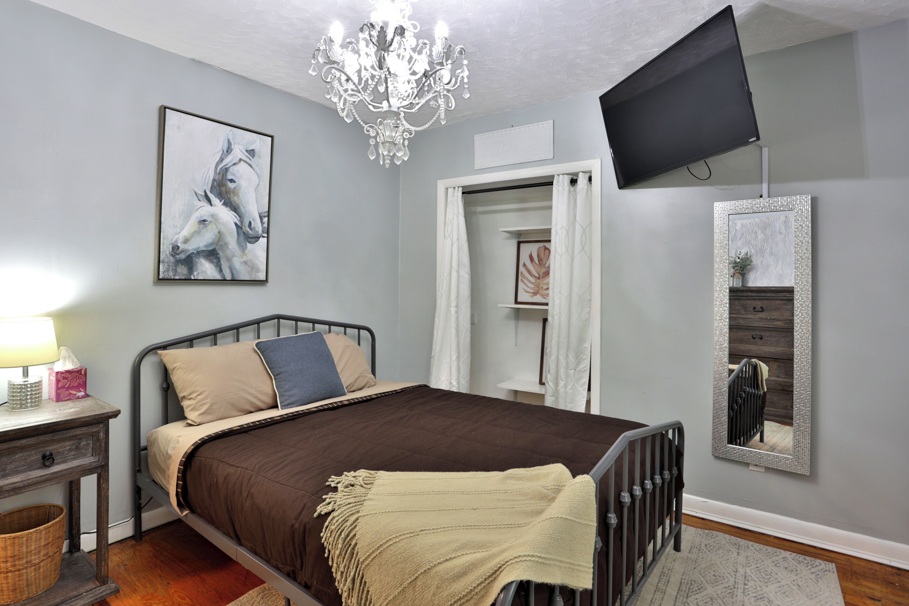 3 bedrooms, iron/ironing board, WiFi, bed sheets