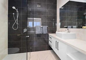 Dusche, Haartrockner, Handtücher