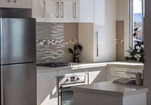 Frigorífico, microondas, horno y placa de cocina