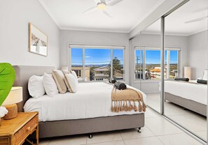 3 habitaciones, tabla de planchar con plancha, wifi y ropa de cama 