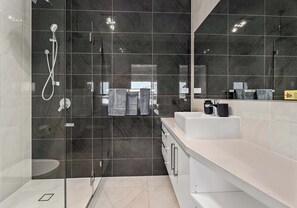 Douche, sèche-cheveux, serviettes fournies