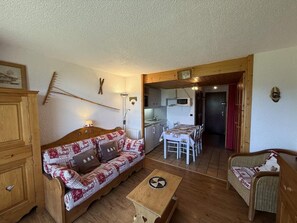 Living area - 250m from resort center, 2nd floor, view ski slopes, terrace, tv, ski locker, 24m², Les Saisies (Les Saisies)