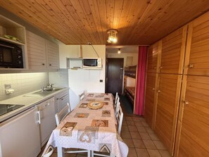 Dining - 250m from resort center, 2nd floor, view ski slopes, terrace, tv, ski locker, 24m², Les Saisies (Les Saisies)