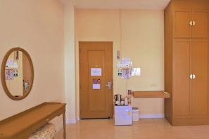 Doppia Deluxe, non fumatori, vista città | Una scrivania, ferro/asse da stiro, Wi-Fi gratuito, lenzuola