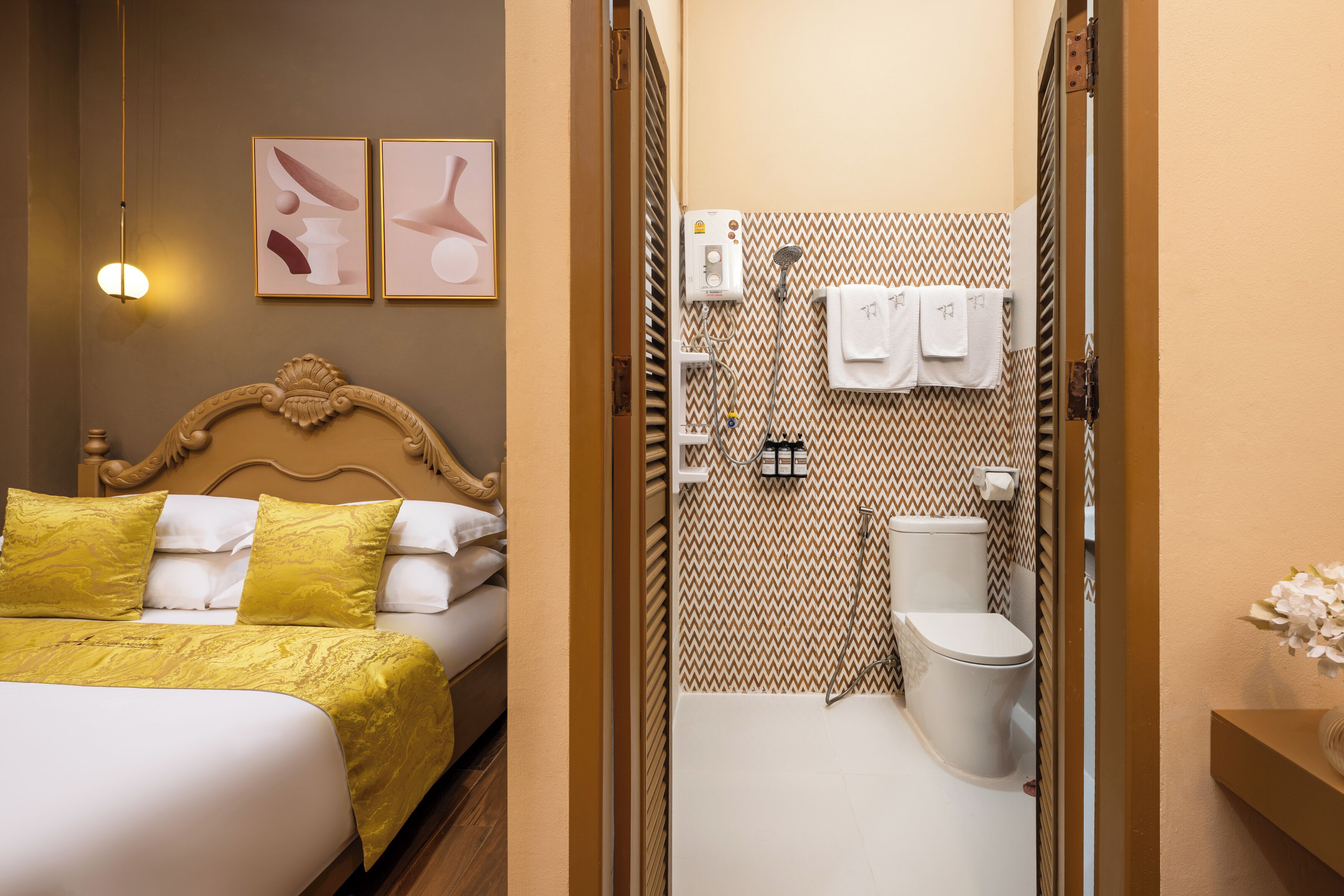Standard Double Room, 1 King Bed, Non Smoking | Bathroom | Shower, hair dryer, bathrobes, slippers