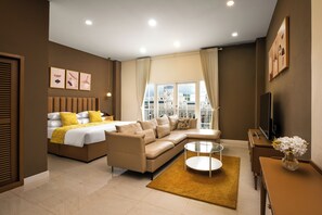 Chambre Double Deluxe, non-fumeurs, vue ville | Bureau, fer et planche à repasser, Wi-Fi gratuit, draps fournis