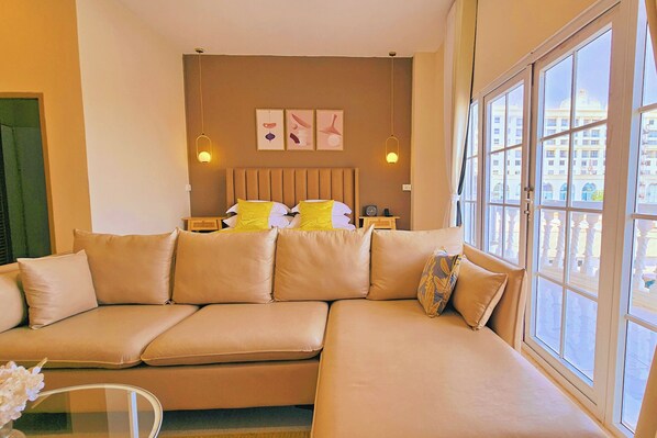 Chambre Double Deluxe, non-fumeurs, vue ville | Bureau, fer et planche à repasser, Wi-Fi gratuit, draps fournis