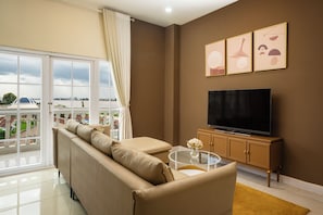 Deluxe Double Room, Non Smoking, City View | Living area