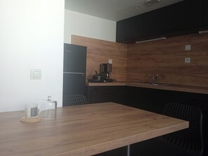 Fridge, microwave, oven, stovetop - Le Duplex d'Abi, quiet, overlooking courtyard, close to the center of Saint Étienne (Saint-Étienne)