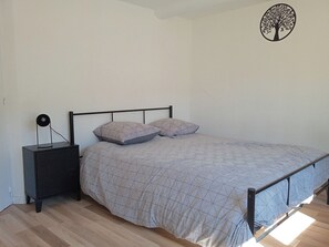 1 bedroom, desk, iron/ironing board, free WiFi