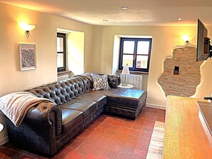 Televisie, een open haard, een tafeltennistafel en boeken