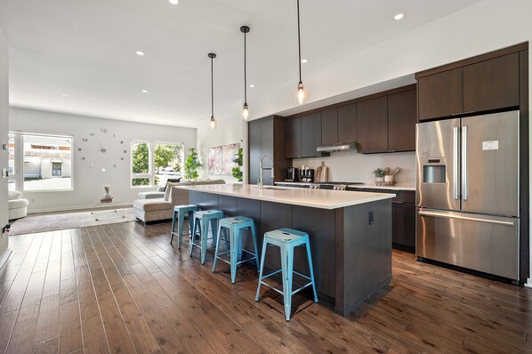 Private kitchen - Modern Spacious 4-Level Townhome-Near Downtown ATL (Atlanta)