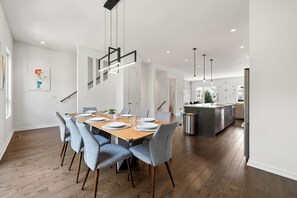 Dining - Modern Spacious 4-Level Townhome-Near Downtown ATL (Atlanta)