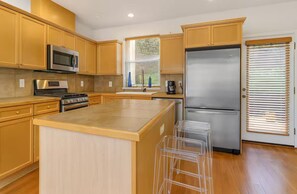 Microwave, oven, stovetop, dishwasher - Lux 3-bedroom home retreat - close to Amazon, Google and Microsoft (Redmond)